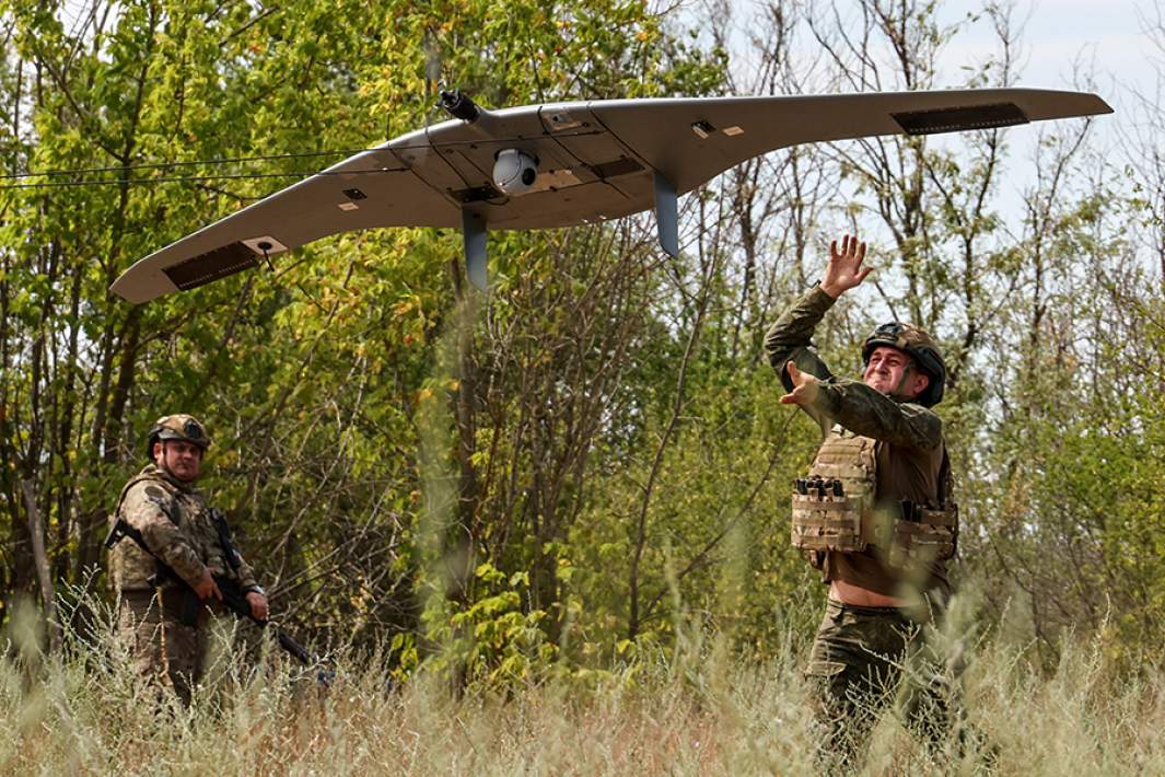 Военнослужащие ударно-разведывательной батареи 18-й общевойсковой армии в составе группировки войск «Днепр» во время запуска разведывательного БПЛА «Скат» в зоне специальной военной операции
