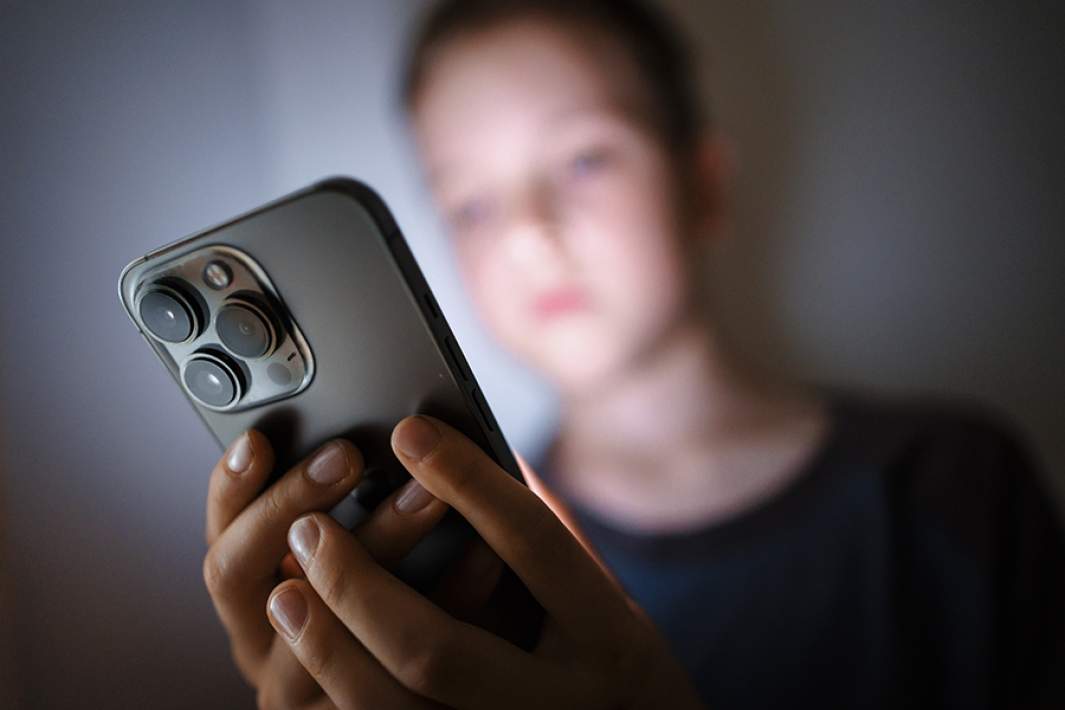 Ребенок со смартфоном