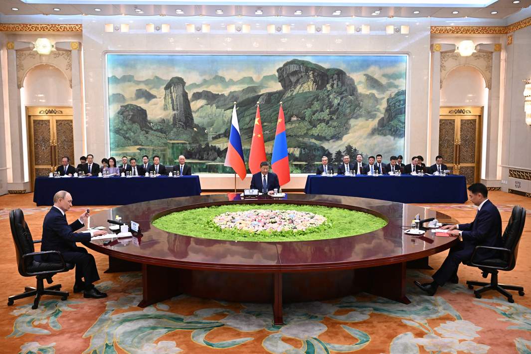 Президент РФ Владимир Путин, председатель КНР Си Цзиньпин и президент Монголии Ухнаагийн Хурэлсух (слева направо) во время беседы в Доме народных собраний