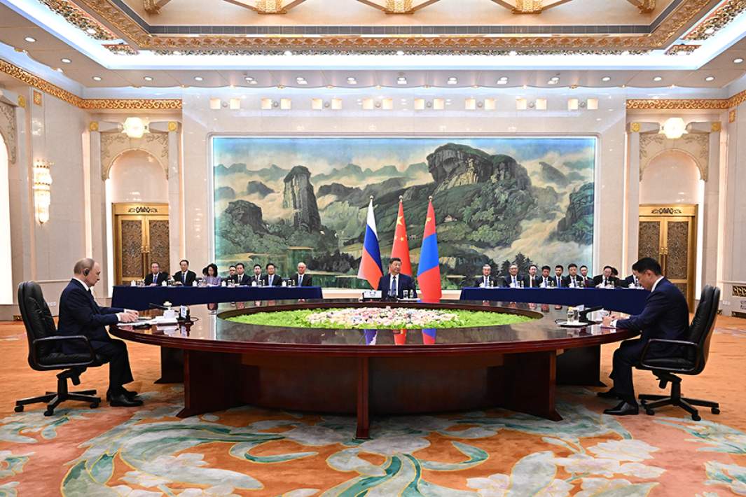 Президент РФ Владимир Путин, председатель КНР Си Цзиньпин и президент Монголии Ухнаагийн Хурэлсух (слева направо) во время беседы в Доме народных собраний