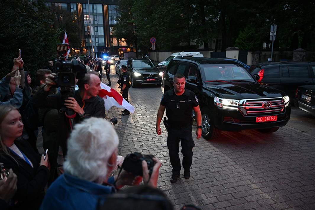 Автомобили с помилованными заключенными у посольства США в Литве