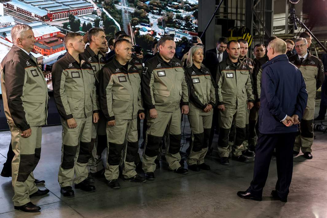 Президент РФ Владимир Путин во время поздравления работников