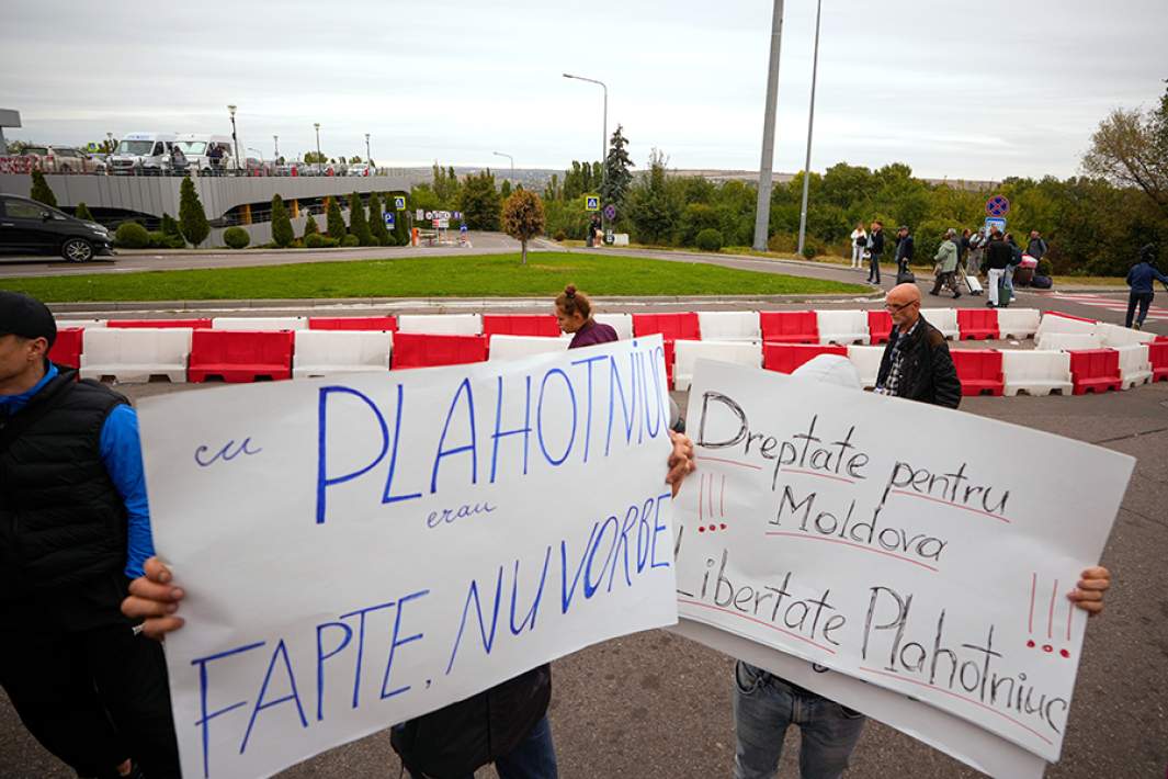 Сторонники бывшего лидера Демократической партии Молдовы (ДПМ) Владимира Плахотнюка у здания аэропорта
