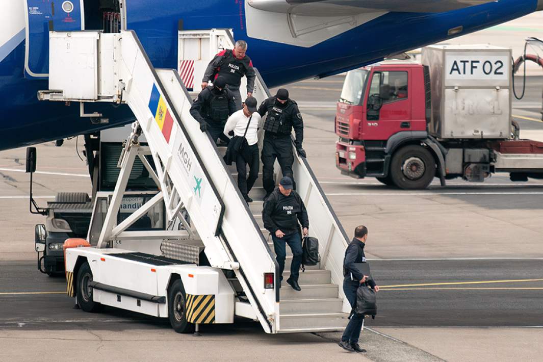 Бывший лидер Демократической партии Молдовы (ДПМ) Владимир Плахотнюк во время экстрадиции из Греции, сопровождается сотрудниками спецслужб из самолета в аэропорту