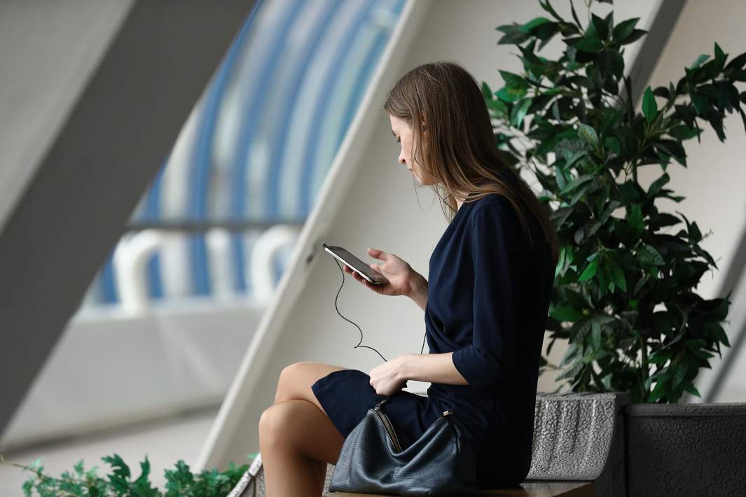 Девушка звонит по телефону 