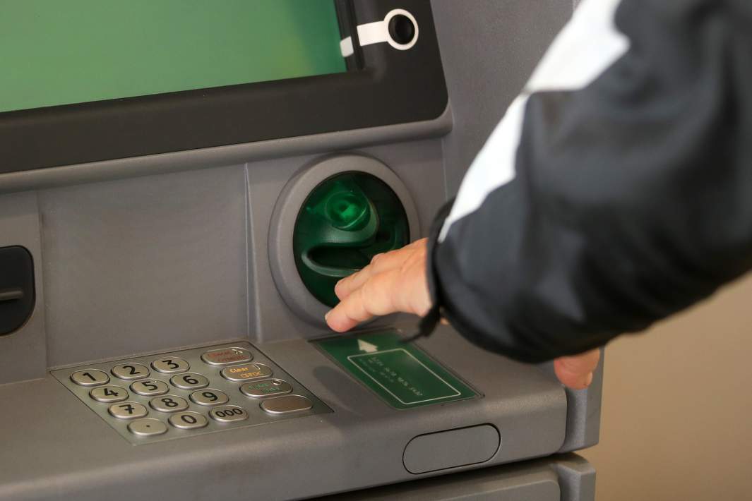 Мужчина у банкомата 