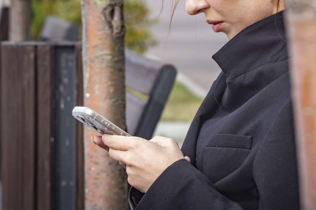 Женщина смотрит в телефон 