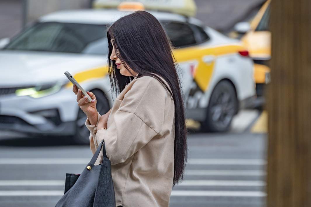 девушка в телефоне