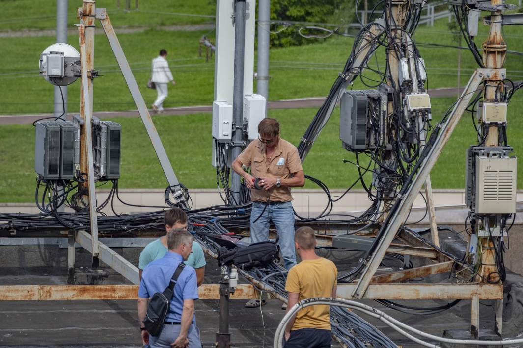 Вышки сотовой связи на крыше дома