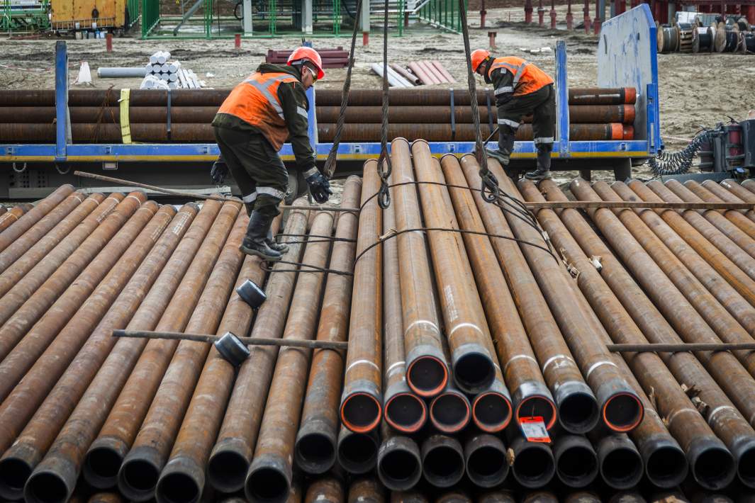 Рабочие на буровой 