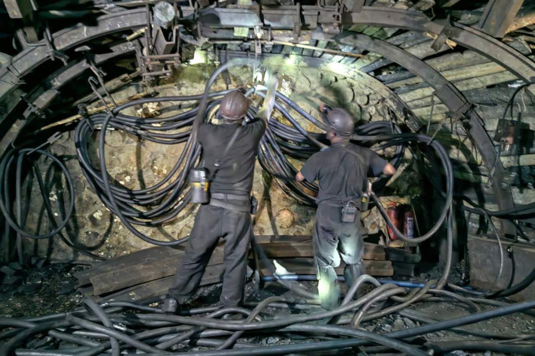 Шахтеры в шахте 