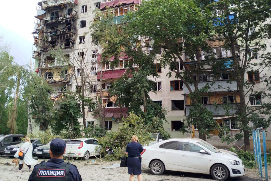 Последствия удара дрона по дому в Железнодорожном районе Курска 15 августа