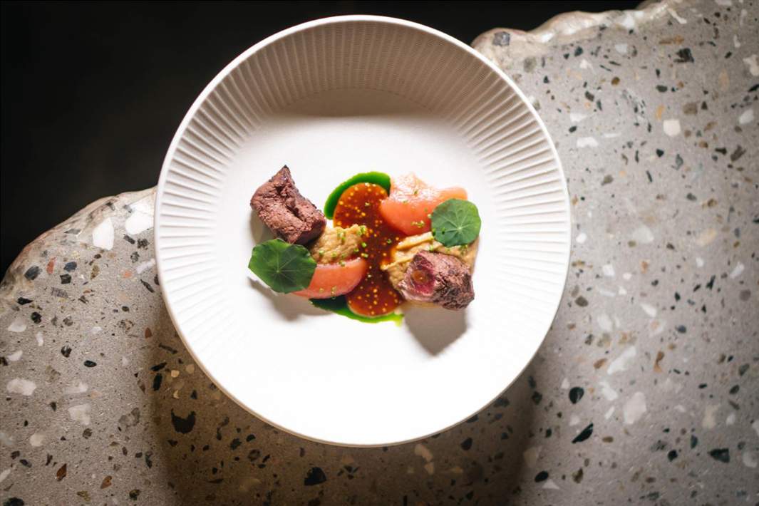 Вырезка оленины с пюре из красных яблок, клюквой и мясным жу