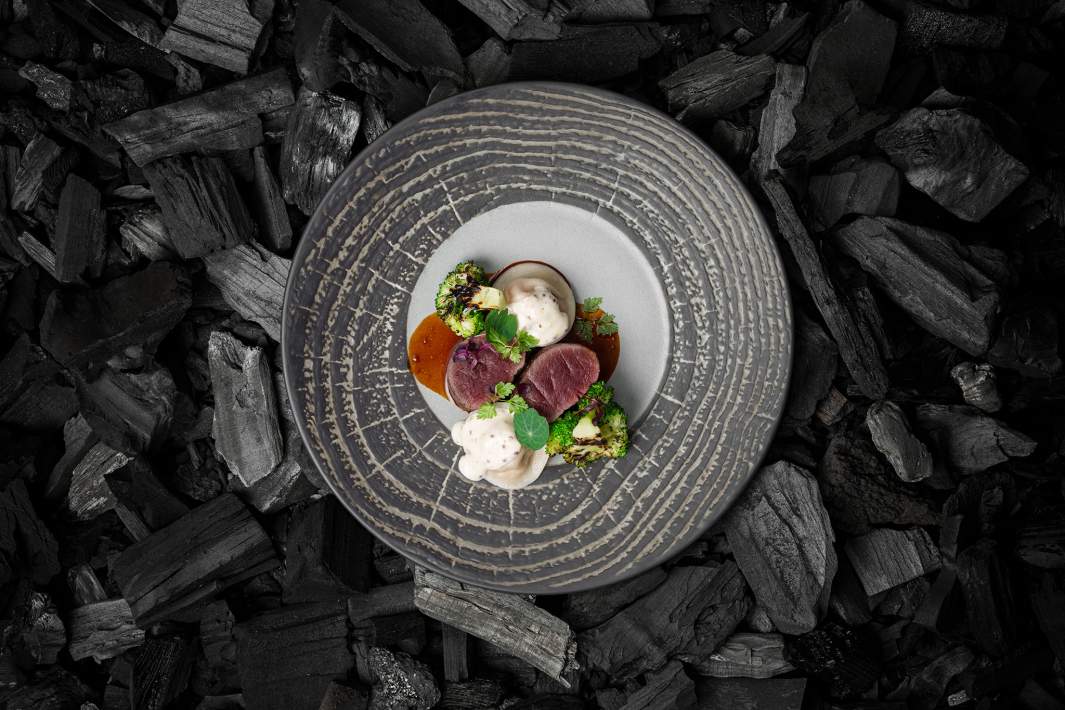 Корейка косули малой прожарки с грибным демигласом, брокколи и картофельными пельменями