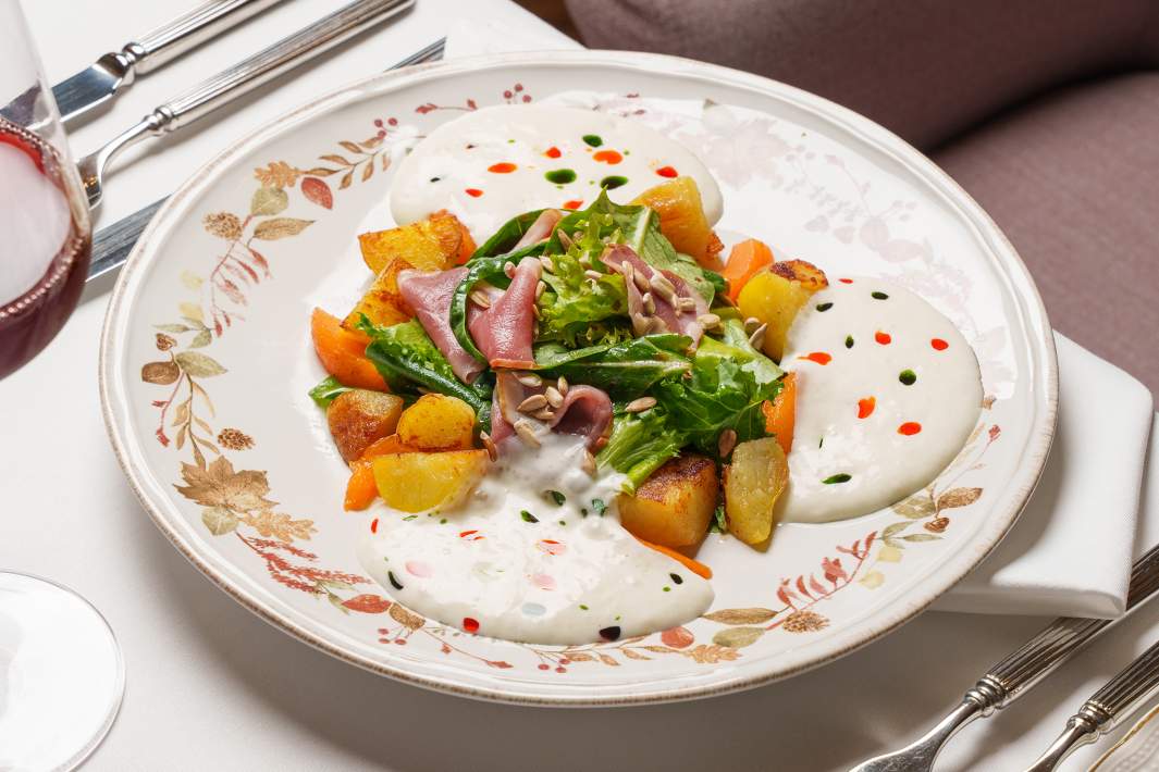 Салат с вяленой уткой и хурмой