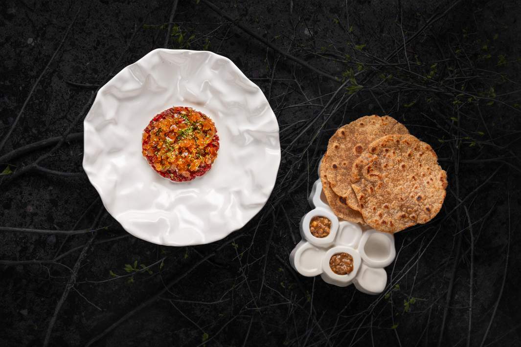 Тартар из оленя с холодцом, тоннато на тугуне и соус с копченым костным мозгом и лепешками из талгана