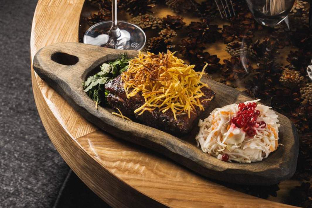 Томленные в печи ребра кабана с маринованной капустой и картофелем пай