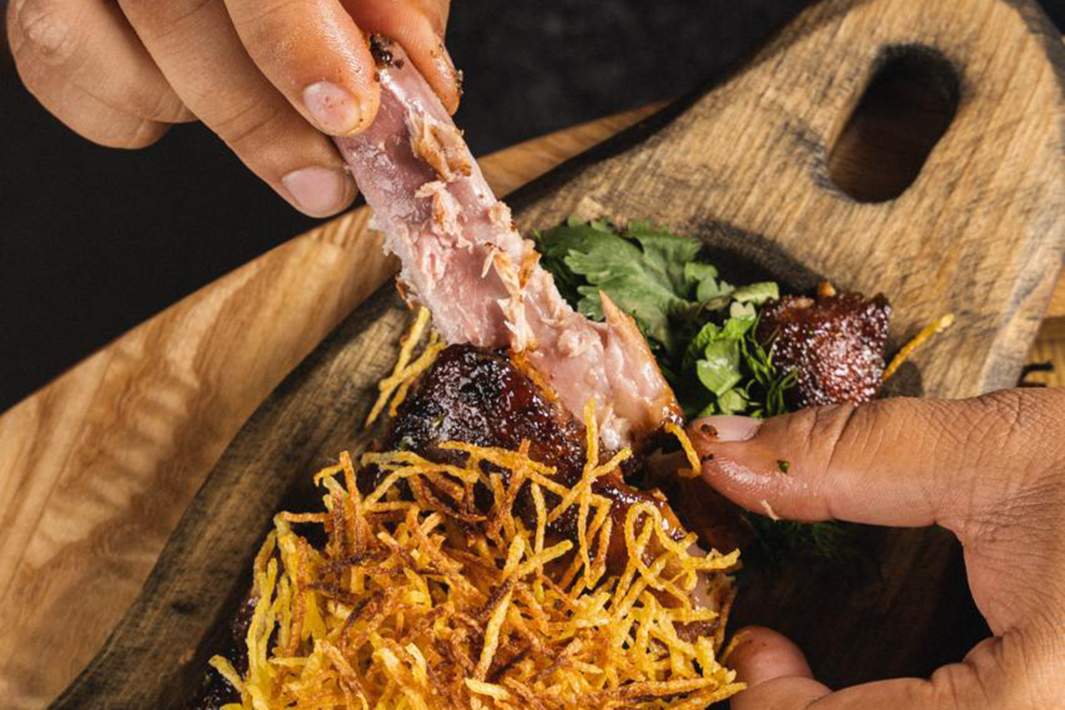 Томленные в печи ребра кабана с маринованной капустой и картофелем пай