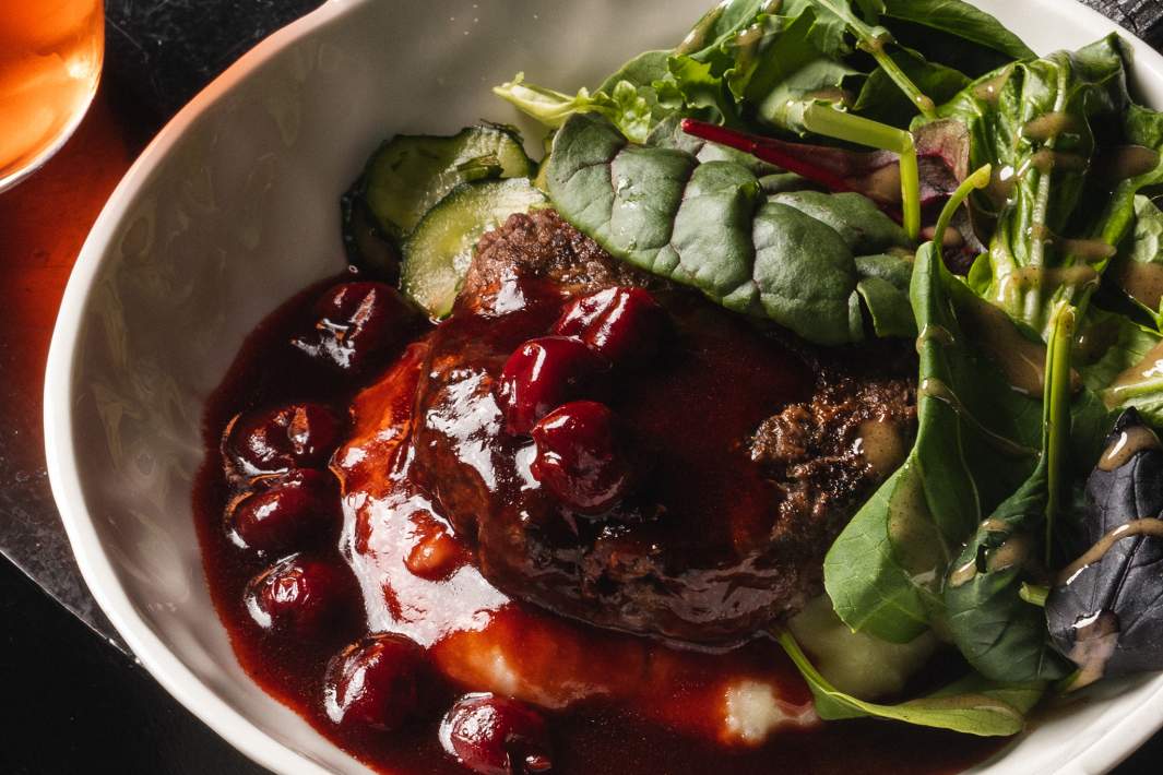 Фирменная котлета «Ламу» из лося с картофельным кремом и вишневым соусом