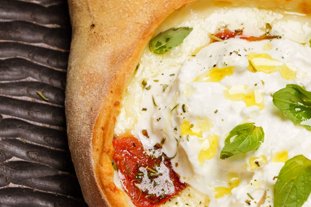 Хачапури со страчателлой и томатами кондари