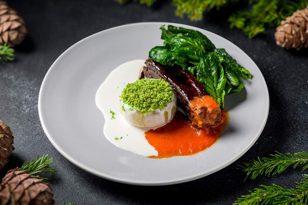 Прессованный бобер с молочным луком и шпинатом