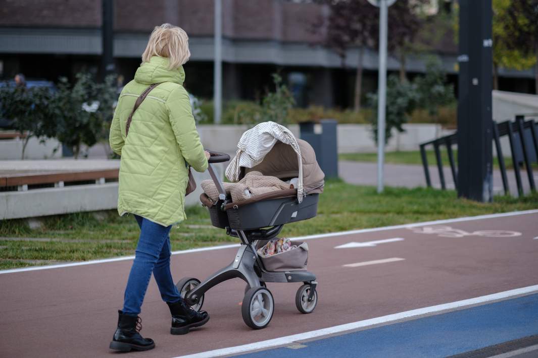 Женщина с коляской 