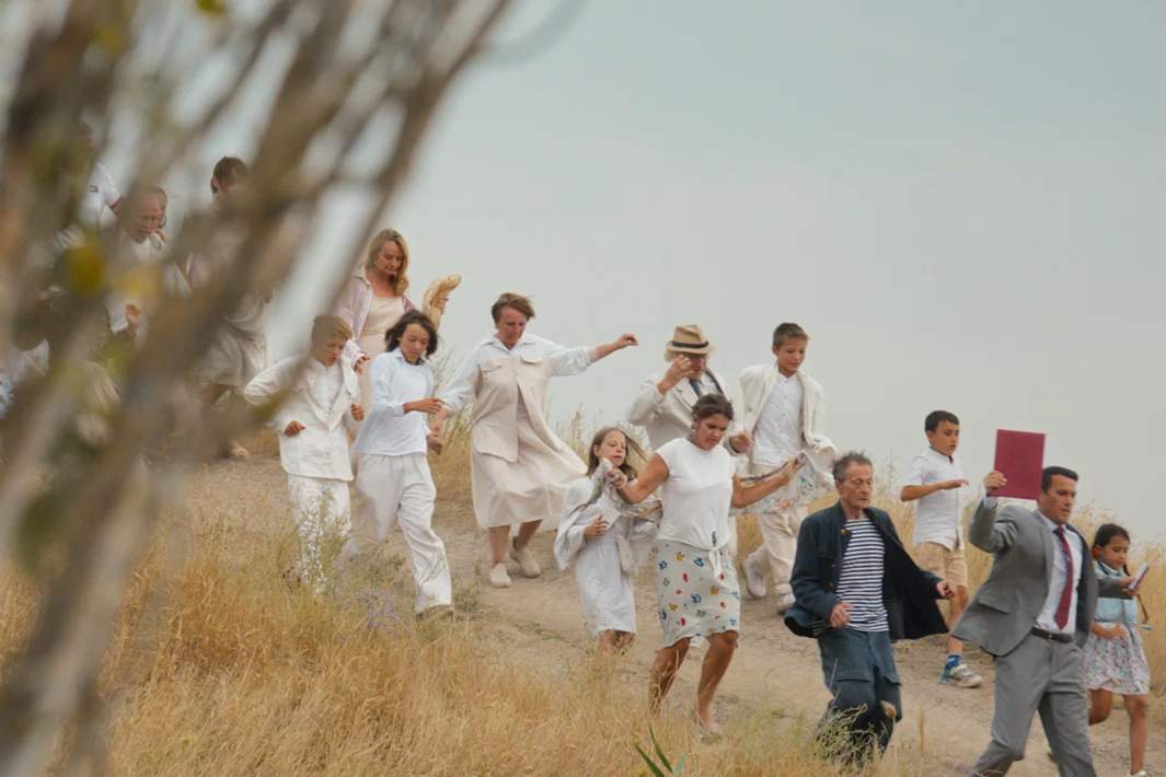 Много людей