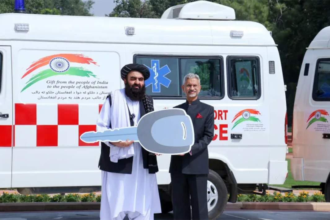 Министр иностранных дел Индии Субрахманьям Кайшанкар вручает символический ключ после передачи в дар министру иностранных дел Афганистана Амиру Хану Муттаки машин скорой помощи в Нью-Дели, Индия
