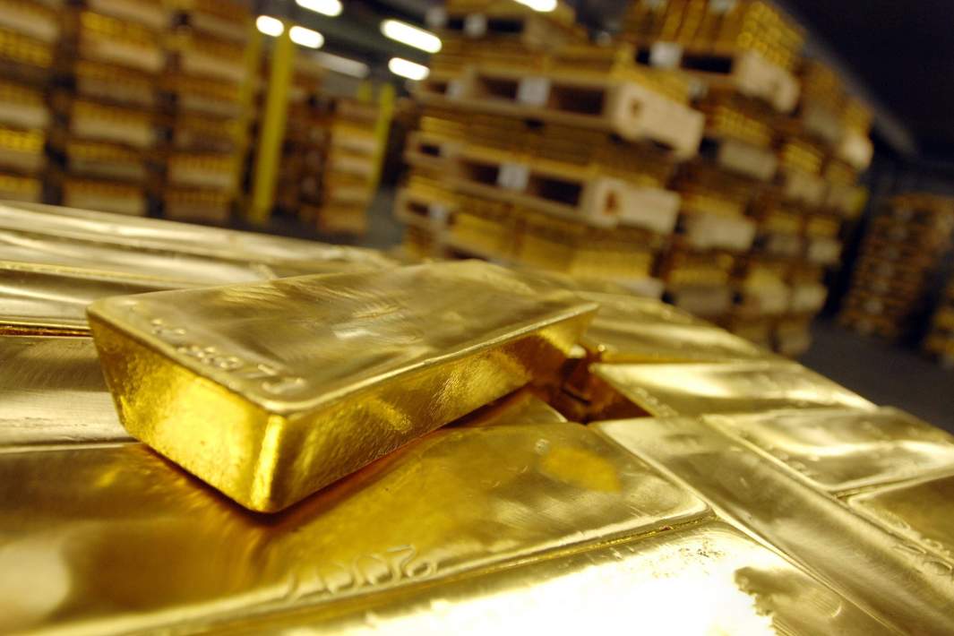 Золотые слитки в банковском хранилище