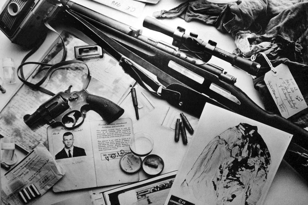 Доказательства убийства Джона Кеннеди: винтовка Освальда, рубашка президента, найденные пули, документы, удостоверяющие личность Освальда