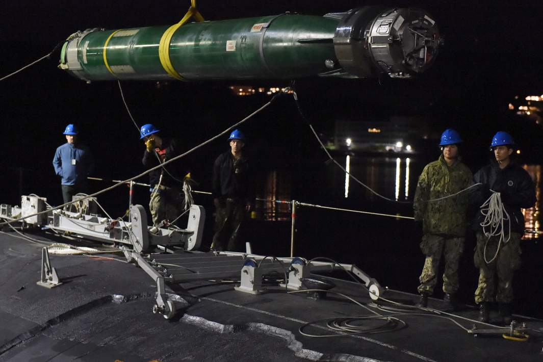 Погрузка боеприпасов на военно-морской базе Хоконсверн