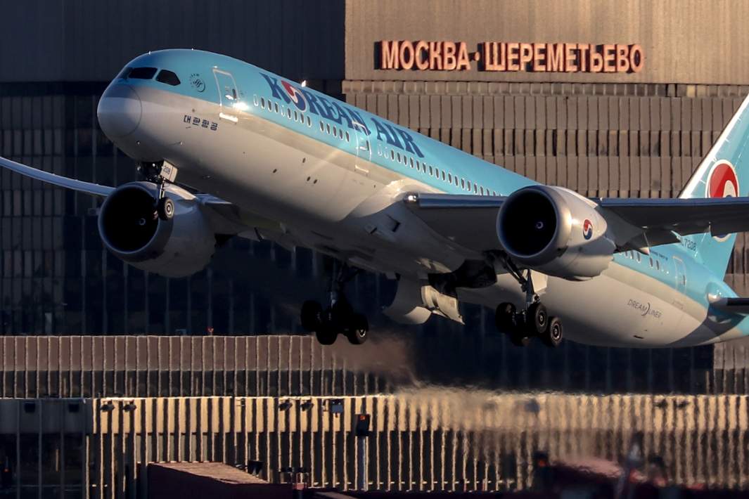 Самолет взлетает в Шереметьево 