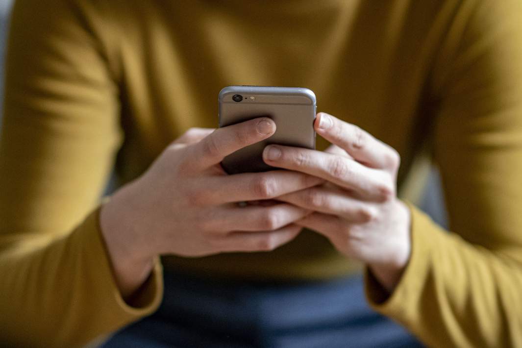 Телефон в руке 