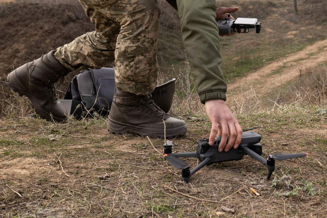 Солдат ВСУ запускает дрон 