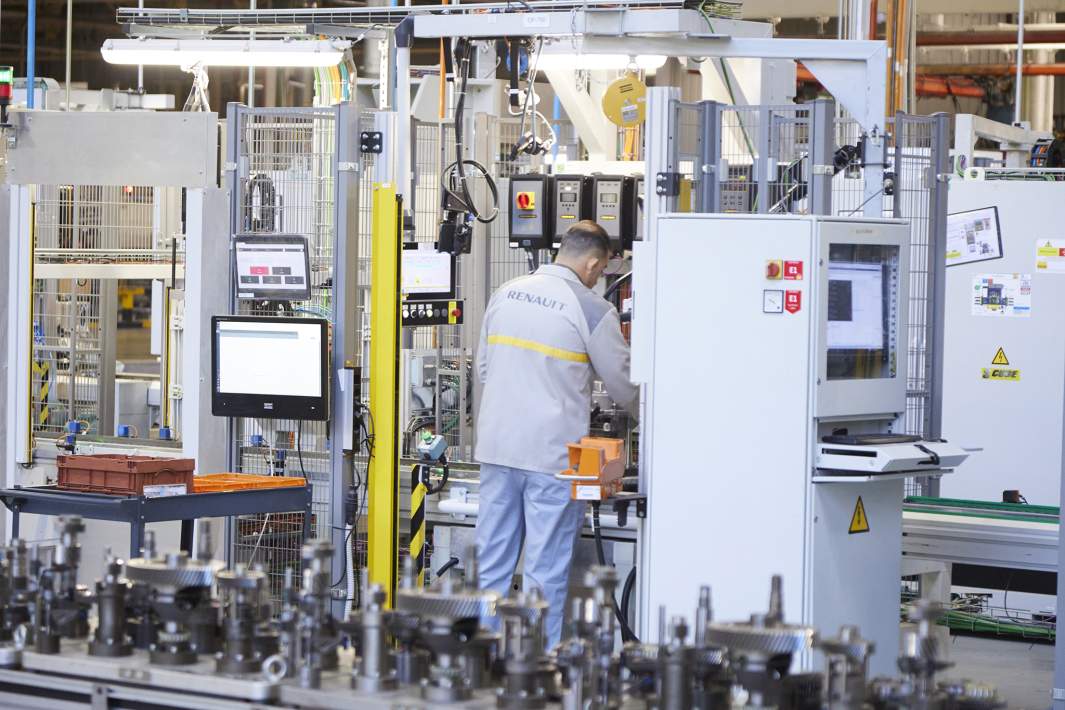 Рабочий на заводе 