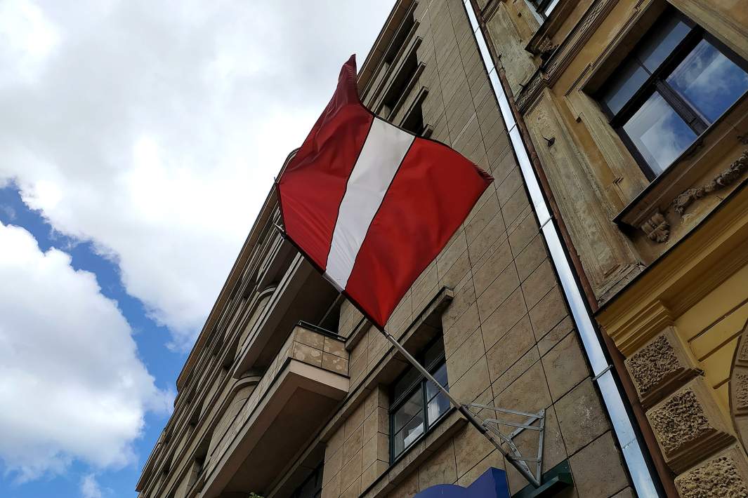 латвия флаг