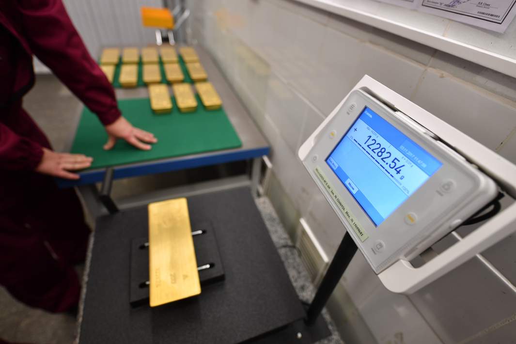 Взвешивание слитка золота