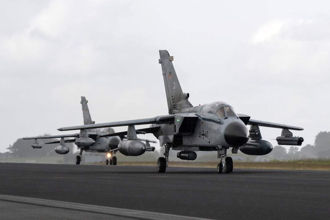 Истребители-бомбардировщики Tornado ВВС Германии готовятся к взлету с авиабазы Ягель 
