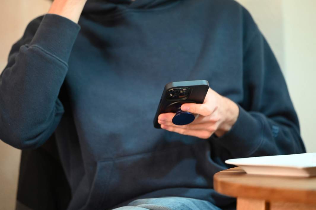Мужчина смотрит в телефон 