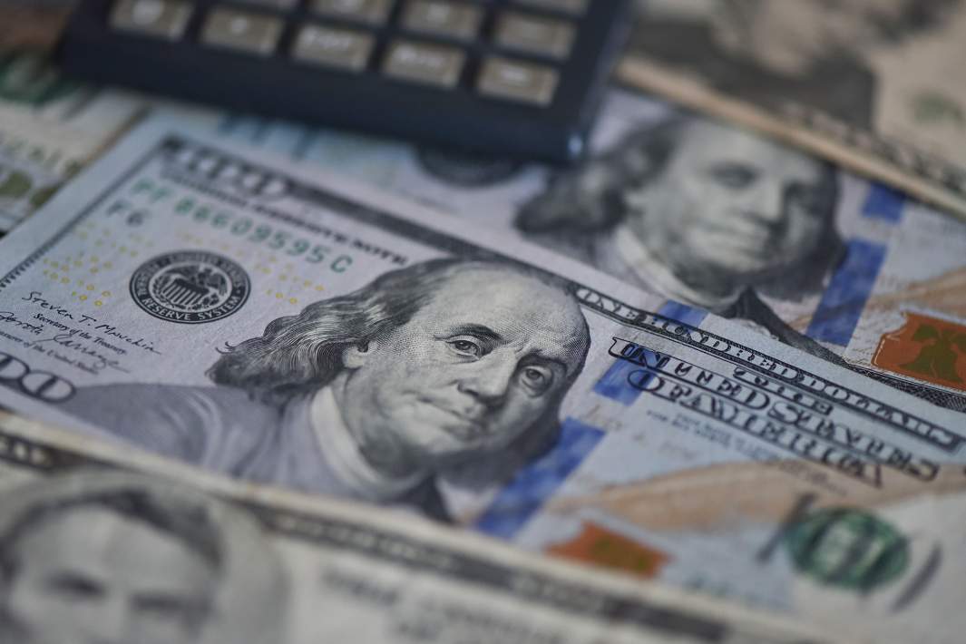 Денежные купюры доллары