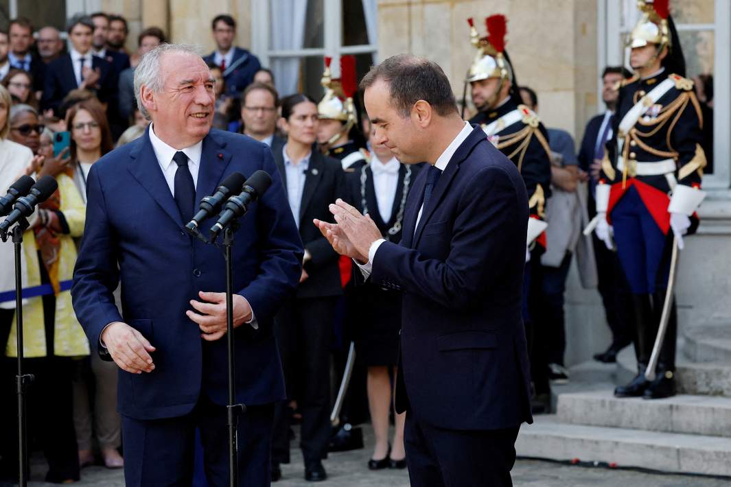 Недавно назначенный премьер-министр Франции Себастьен Лекорню аплодирует уходящему премьер-министру Франции Франсуа Байру во время церемонии передачи полномочий в отеле Matignon в Париже. 10 сентября 2025 года