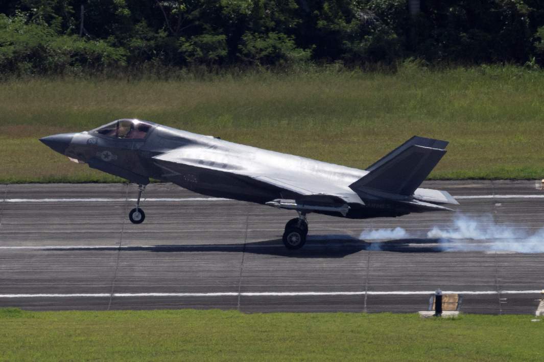 Истребитель F-35 Корпуса морской пехоты США взлетает с военной базы Рузвельт-Роудс в Сейбе, Пуэрто-Рико