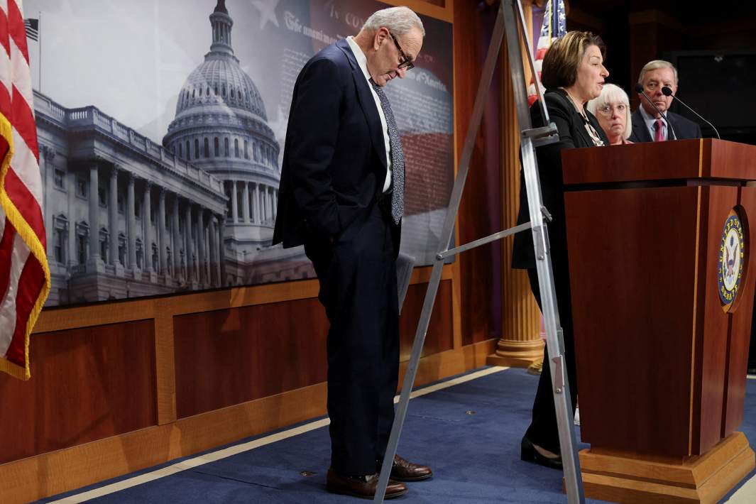 Лидер фракции демократов в сенате Чак Шумер во время пресс-конференции за несколько часов до вступления в силу частичного прекращения работы правительства на Капитолийском холме в Вашингтоне