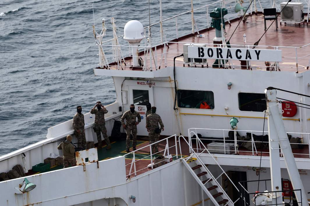 Французские военнослужащие на палубе танкера Boracay в порту Сен-Назера