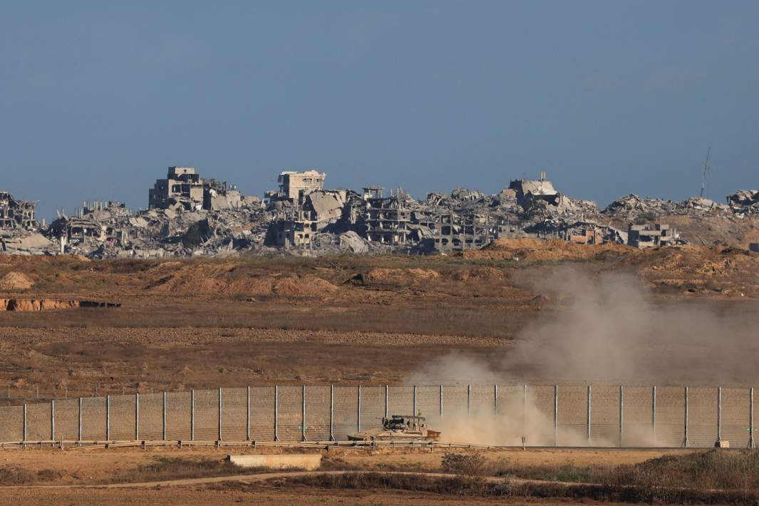 Израильская военная техника на фоне руин 