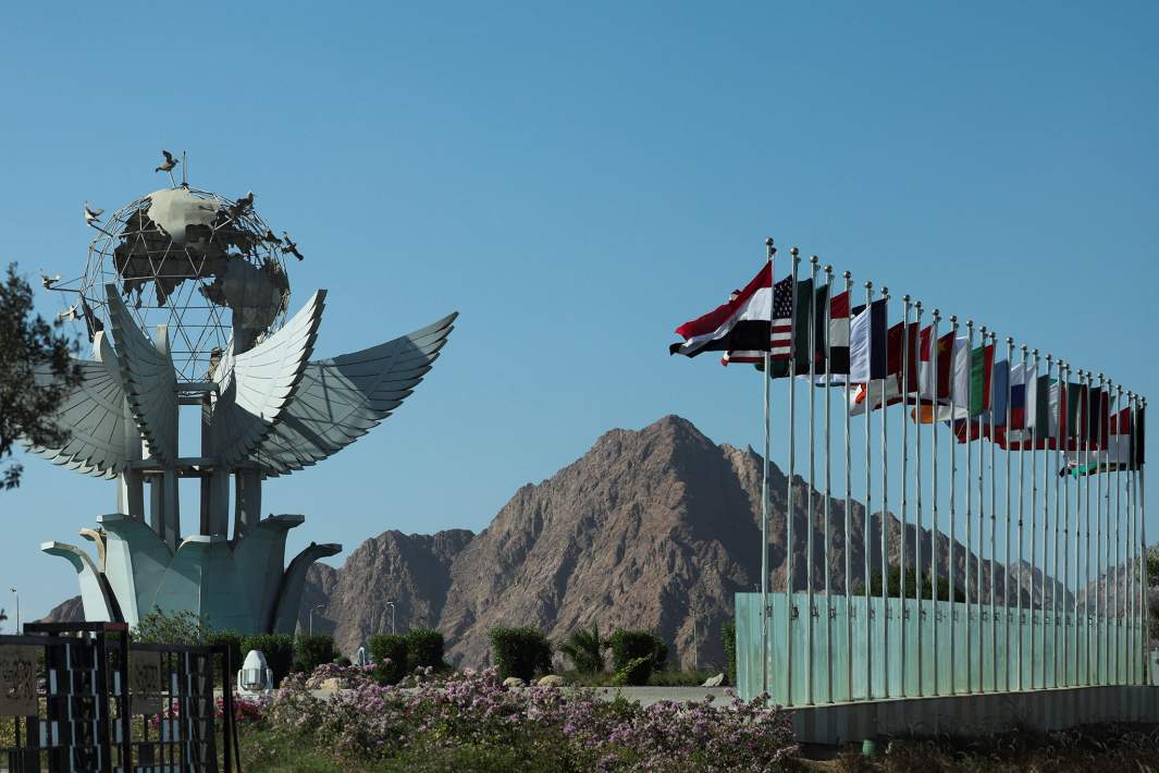 Флаги государств во время подготовки к международному саммиту по Газе