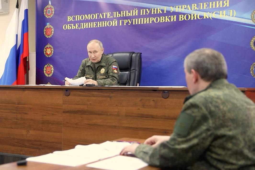 Президент РФ Владимир Путин во время совещания с начальником Генерального штаба Вооруженных Сил РФ - первым заместителем министра обороны РФ Валерием Герасимовым и командующими группировками, задействованными в СВО, в одном из пунктов управления Объединенной группировки войск