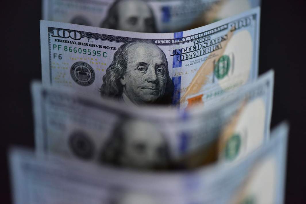 Долларовые купюры 