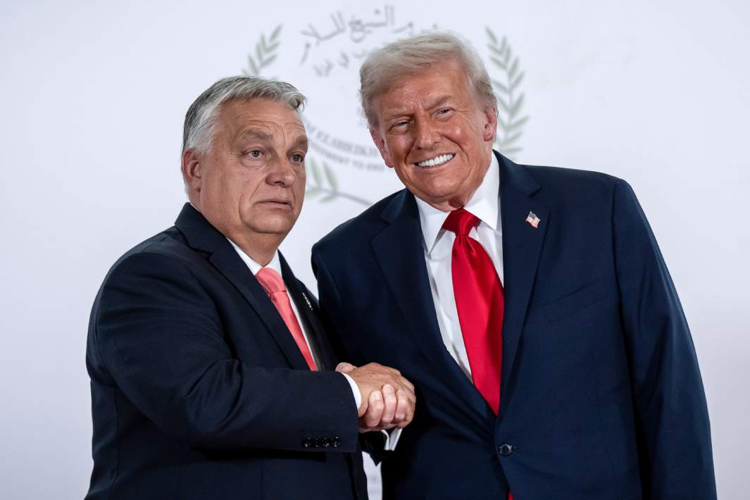 Премьер-министр Венгрии Виктор Орбан и президент США Дональд Трамп на «Саммит мира» по прекращению огня в секторе Газа в Шарм-эш-Шейхе