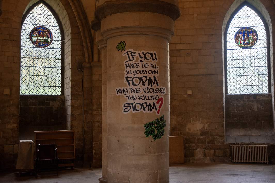 Надпись на стене Кентерберийского собора 